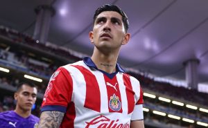 Víctor Guzmán encabezaría las bajas en Chivas.
