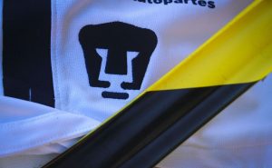 Detalle del logo universitario durante el partido de la Liga MX
