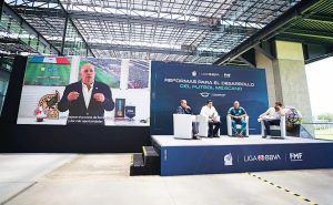  La Liga MX respondió con una grosería a un aficionado que pidió el ascenso.
