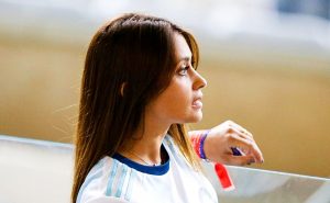 Antonela Roccuzzo pasa un trago amargo antes del triunfo de Argentina.
