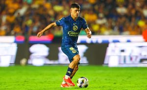 Richard Sánchez firmó playeras del América.
