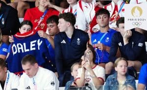 ¡Como en Tokio 2020! Captan a Tom Daley tejiendo mientras observa las competencias en París 2024