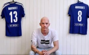 Los jugadores del Kalmar están apoyando a su capitán
