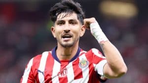 Chivas entra en crisis: Revelan importante lesión de Pocho Guzmán y reportan hasta cuando volvería a jugar