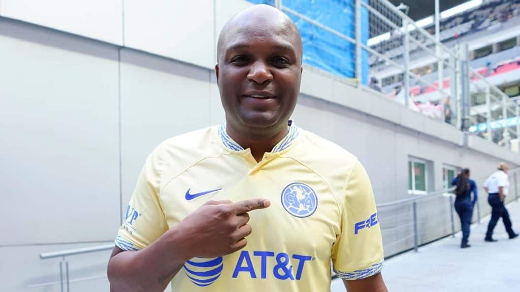 Aquivaldo Mosquera debuta en la 'talacha' con 43 años y es figura