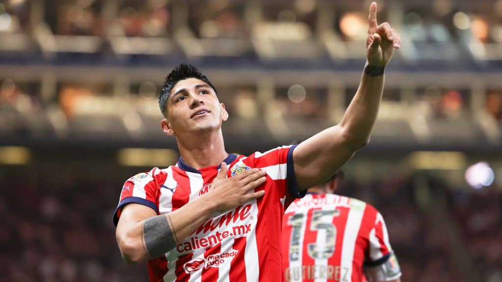 Alan Pulido, referente de las Chivas, lanza contundente mensaje para la afición y sus rivales.