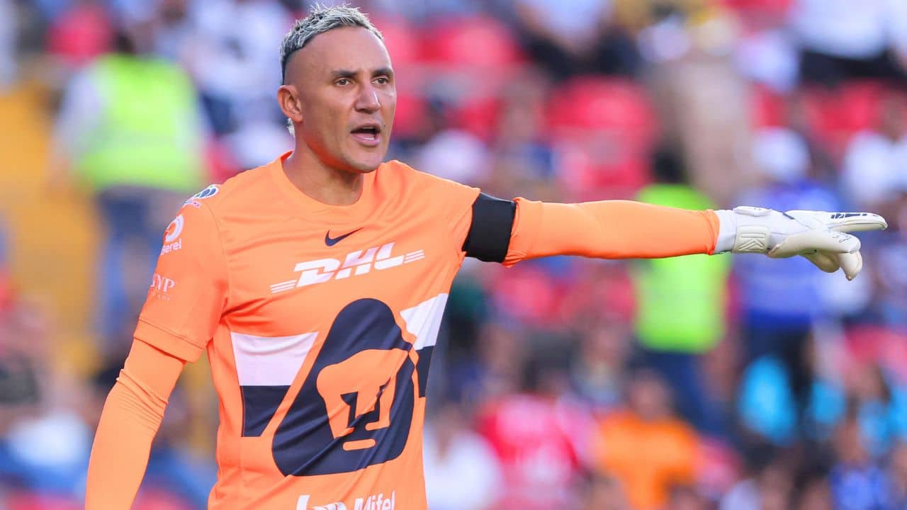 Keylor Navas debuta con el pie derecho y mantiene su meta en cero en victoria de Pumas sobre Querétaro