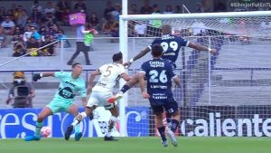 Error de Rodrigo Parra en el gol de Pachuca