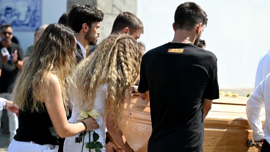 Dan-ultimo-adios-a-Diogo-Jota-y-Andre-Silva-en-Portugal-4-1024x576.jpg