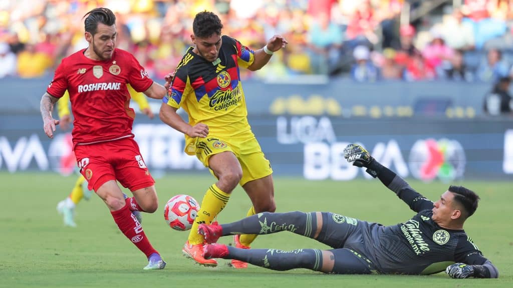 Luis Ángel Malagón le dio de lleno al tobillo de Sebastián Cáceres en el América vs Toluca.