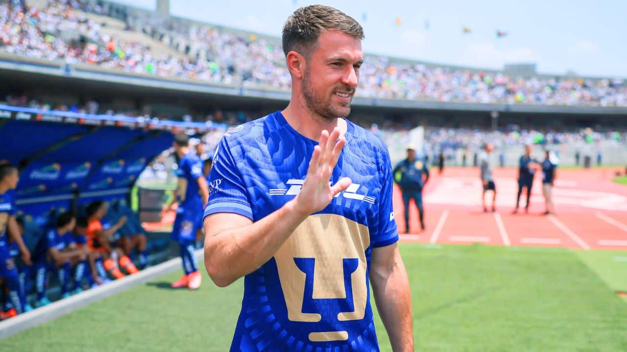 ¿Por qué no juega Aaron Ramsey con Pumas vs Pachuca en la J2 Apertura 2025?