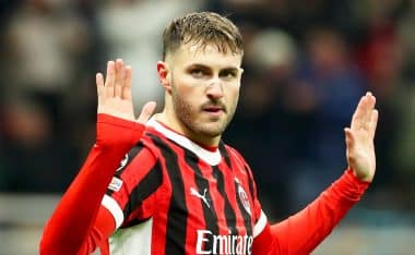 Santiago Giménez no entró en los planes del DT del AC Milán en Asia.