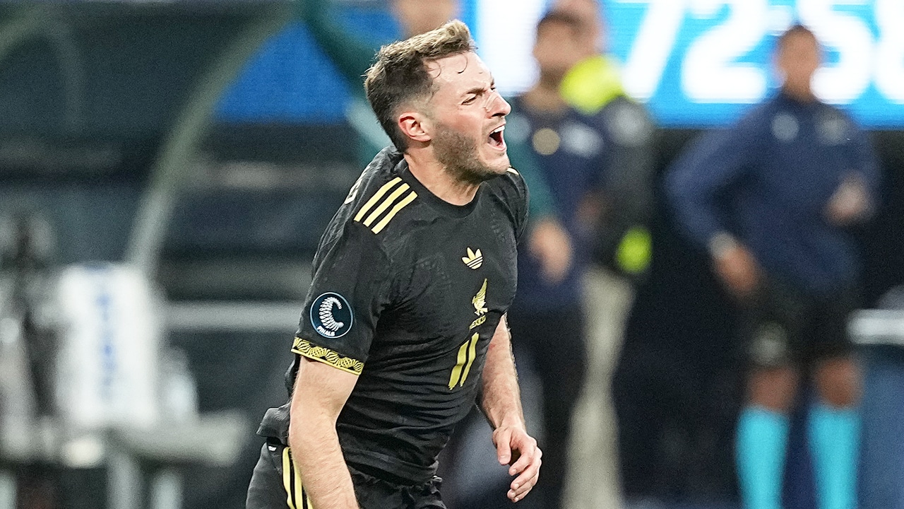 Santiago Giménez fue víctima de una inesperada lesión a los pocos minutos de ingresar en México vs Estados Unidos en la final de la Copa Oro 2025.