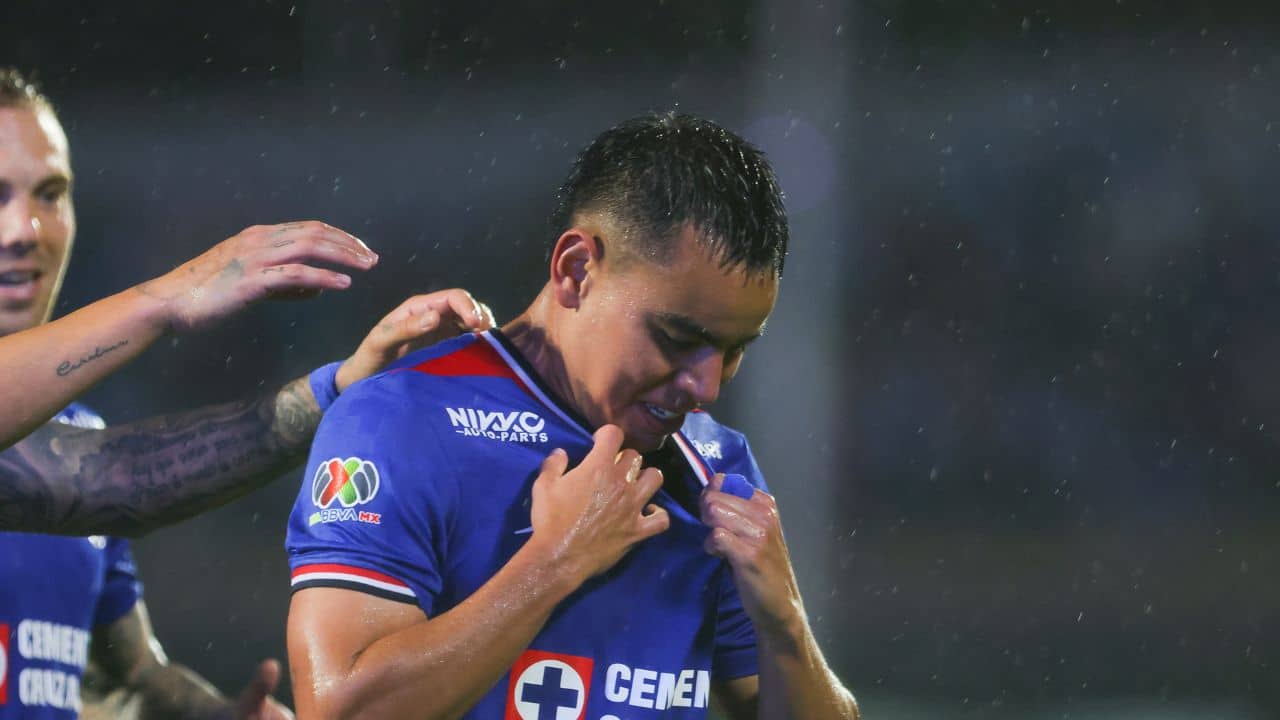 Cruz Azul emotivo dedica mensaje a Charly Rodríguez quien rompió en llanto tras doblete