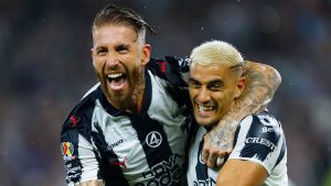 Germán Berterame celebra junto a Sergio Ramos su anotación en Monterrey vs Atlas.