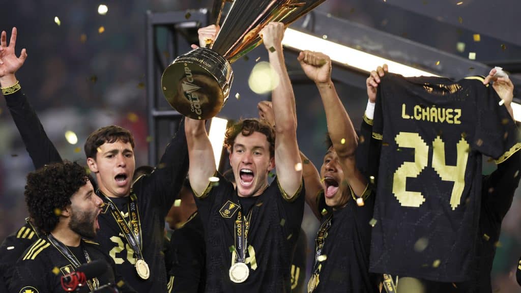 La playera de Luis Chávez en medio de los festejos de México campeón de Copa Oro 2025.