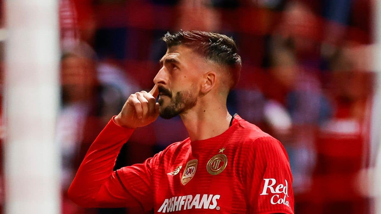 Paulinho se burla de Nahuel Guzmán y le anota épico gol, antes de que Tigres goleara a Toluca