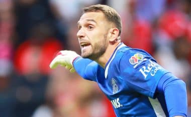 Pau López duró poco en Toluca que ya lo despidió.