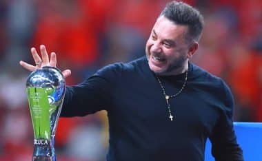 El Turco Mohamed, DT del Toluca, no tuvo opción y cumplió su gran promesa tras ser campeones.