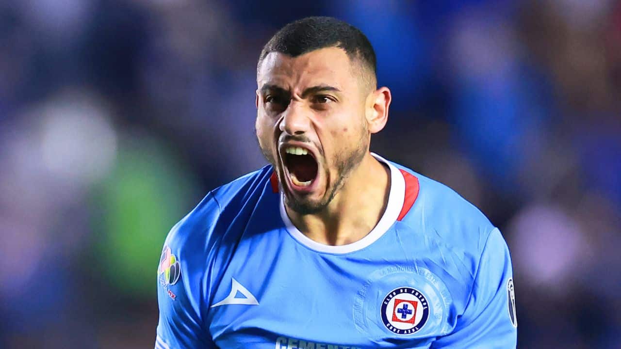 En plena polémica con Faitelson, Cruz Azul toma decisión que define el futuro de Giorgos Giakoumakis y el Toro Fernández respira
