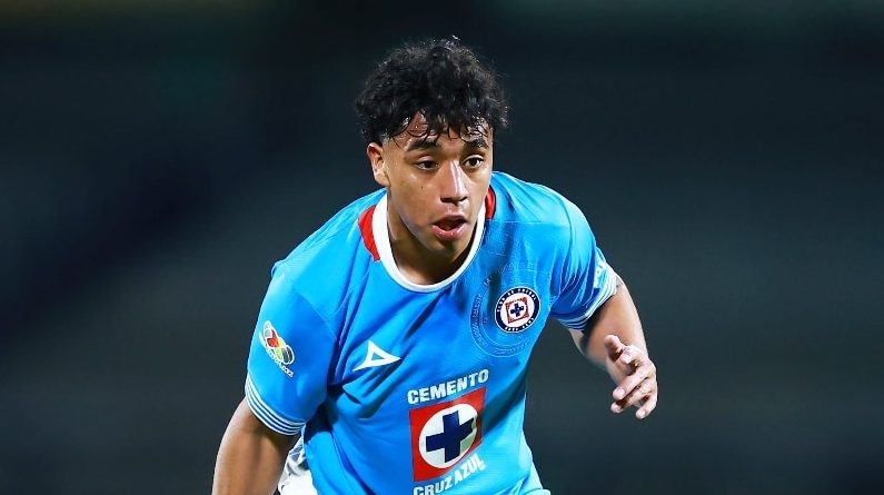 La decisión que tomó Nicolás Larcamón en Cruz Azul con Amaury Morales de cara al Apertura 2025