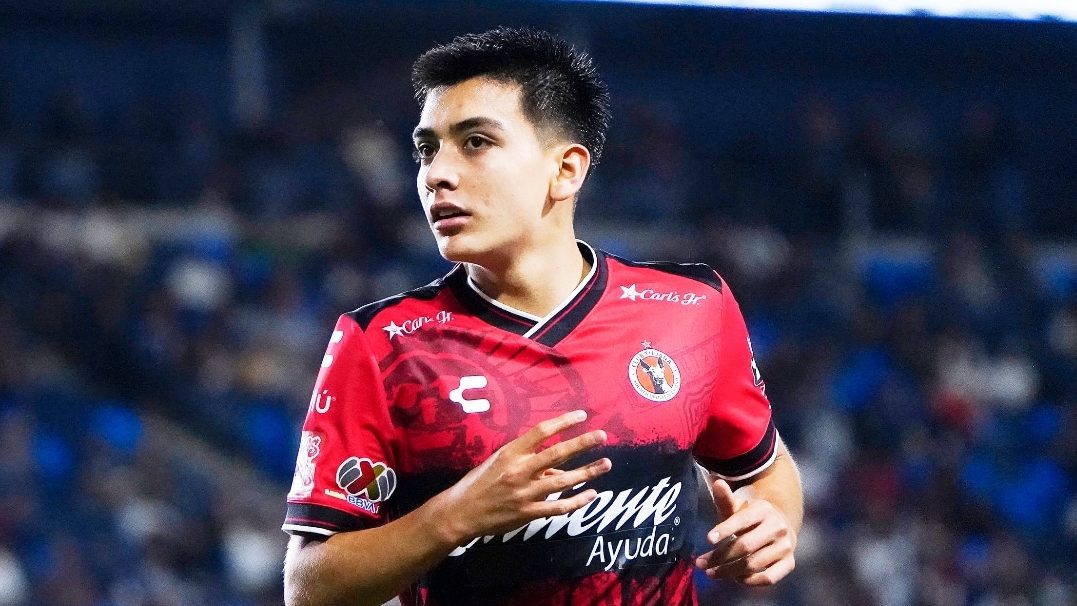 Revelan el motivo por el que Gilberto Mora juega con una playera distinta a la de sus compañeros en Xolos de Tijuana