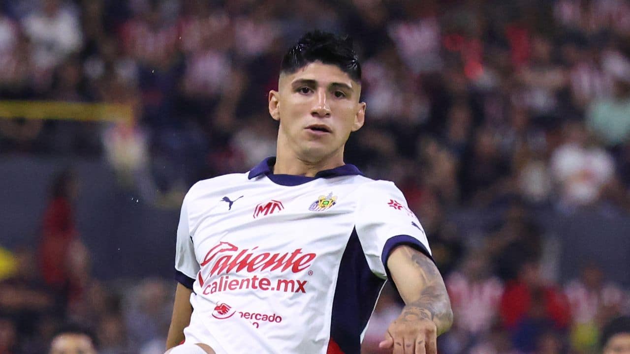 Alan Pulido de Chivas y el panal que falló, y que condenó a las Chivas ante Santos Laguna