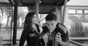 Alana Flores y un gracioso momento junto a Sebastián Cáceres.