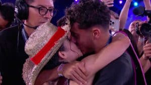 Alana Flores celebra junto a Sebastián Cáceres.