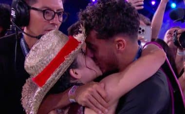 Alana Flores celebra junto a Sebastián Cáceres.