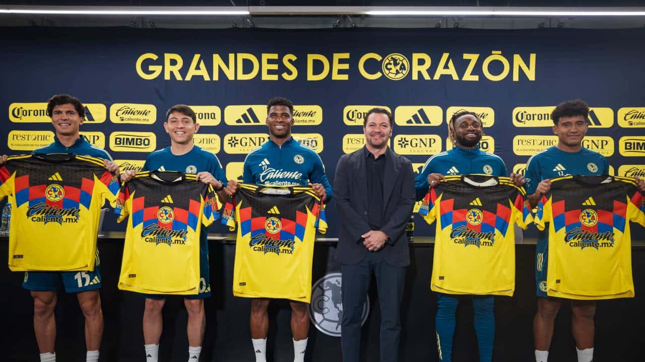 América intriga a su afición durante presentación de refuerzos para el Apertura 2025