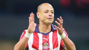 Chicharito envuelto en una polémica lanza más leña al fuego.
