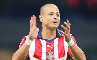 Chicharito envuelto en una polémica lanza más leña al fuego.