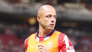 Chicharito no pierde oportunidad para ser el centro de atención.