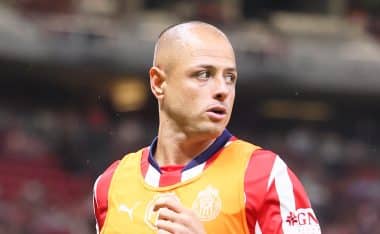 Chicharito no pierde oportunidad para ser el centro de atención.