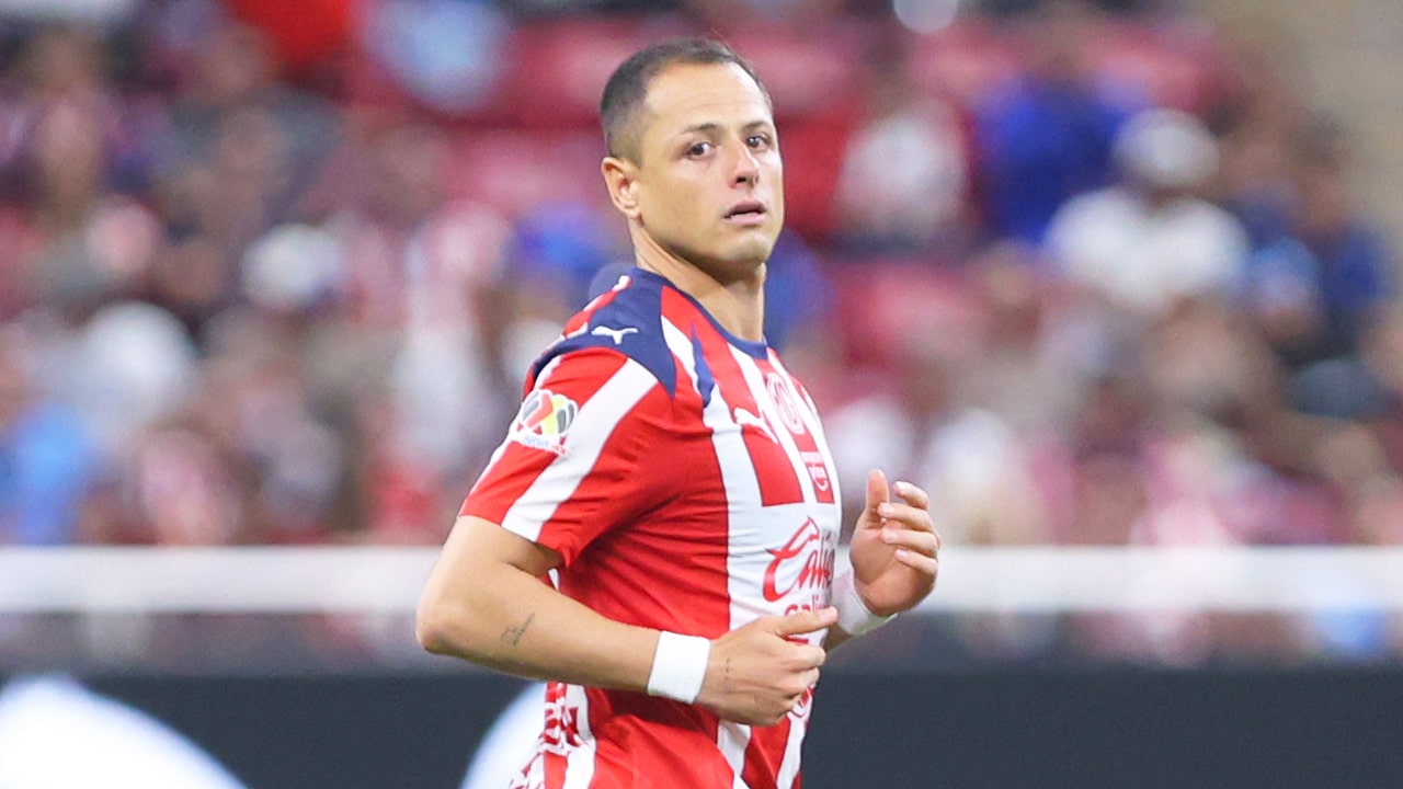 Chivas vuelve a contar con Chicharito tras 4 meses ausente: el polémico goleador regresó a puro reproche | Video