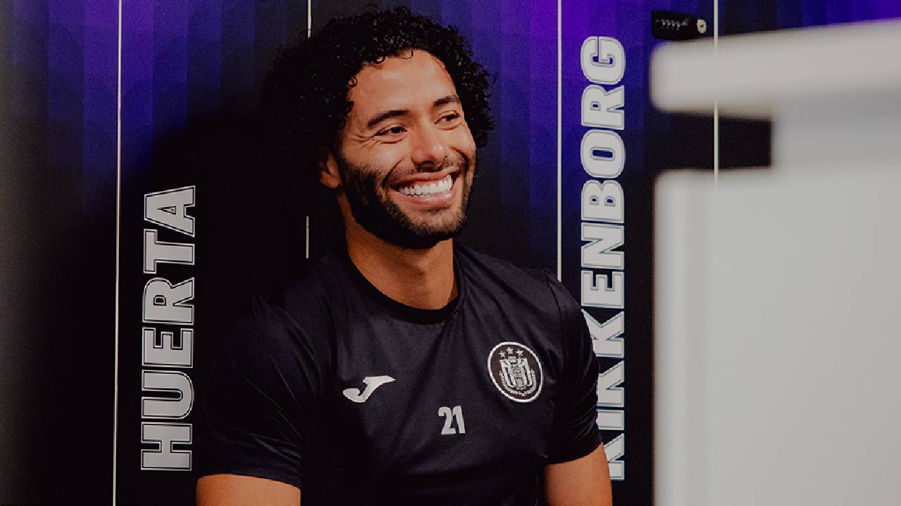 Mientras Pumas sigue en busca de delantero, Chino Huerta vuelve a la titularidad con el Anderlecht
