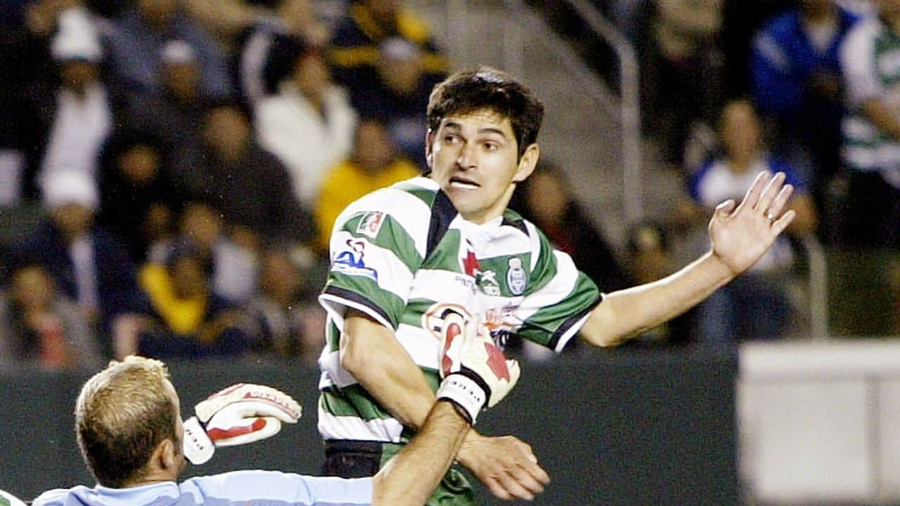 Fue figura con Santos y Cruz Azul, leyenda con Olimpia y hoy, tiene una granja que homenajea a México: Denis Caniza