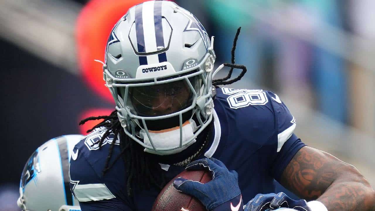 Insólito en la NFL: CeeDee Lamb, estrella de Dallas Cowboys, es arrollado por el réferi | VIDEO