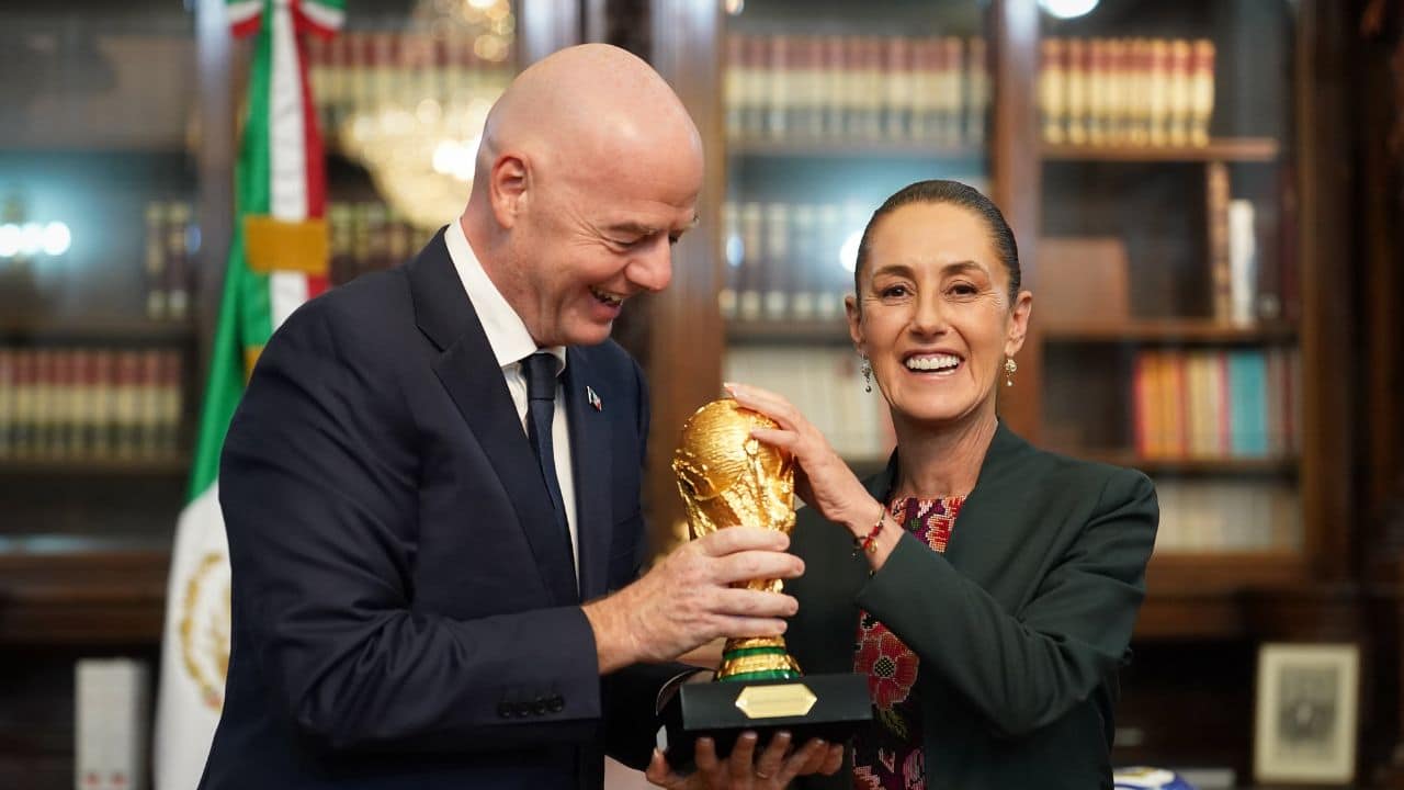 Claudia Sheinbaum recibe regalazo de Gianni Infantino para la Copa Mundial 2026: ¿Qué le dieron?