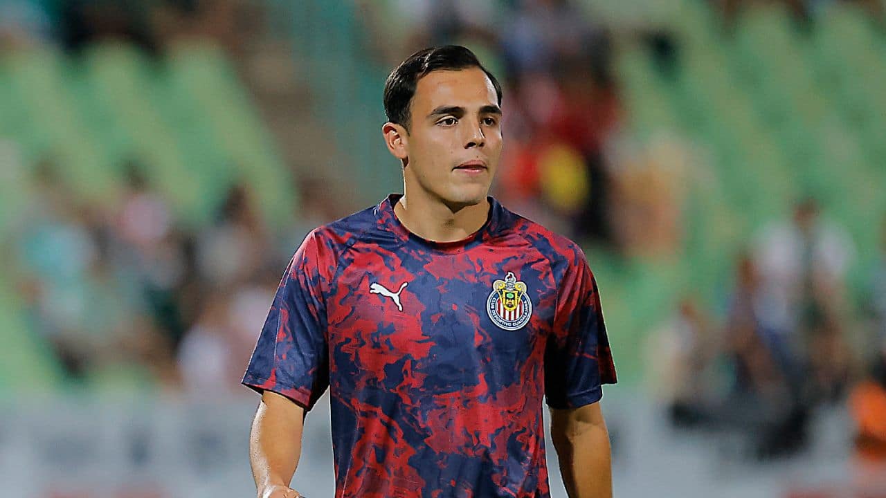 Chivas toma fuerte decisión sobre Hugo Camberos y su futuro, y suma a 4 de sus joyas a la operación