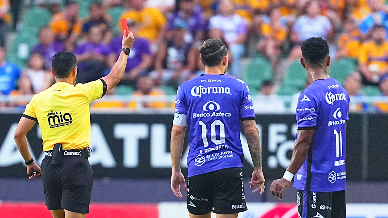 Mazatlán vs Tigres: la expulsión más rápida e insólita del Apertura 2025 y el duro choque entre compañeros | Videos