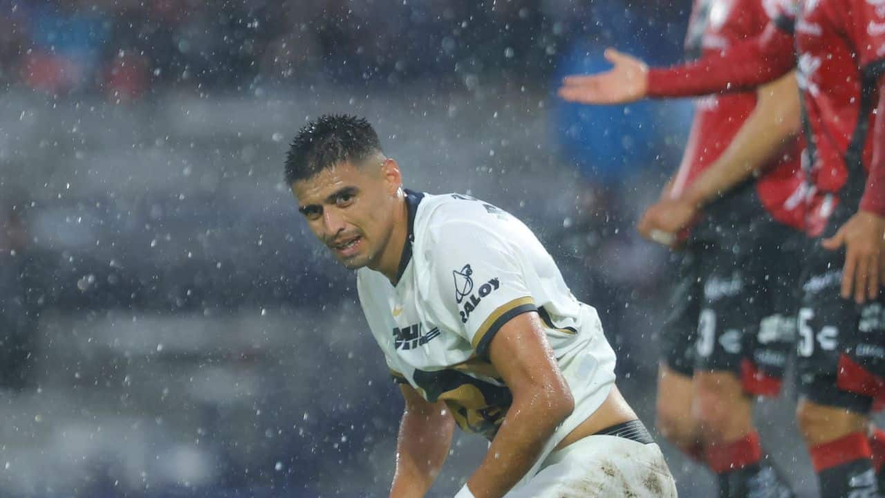 Árbitro del Pumas vs Atlas emociona a la hinchada para luego romperles el corazón ante Atlas