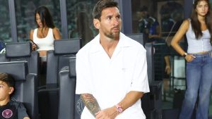 Leo Messi posa junto a su exclusivo reloj.