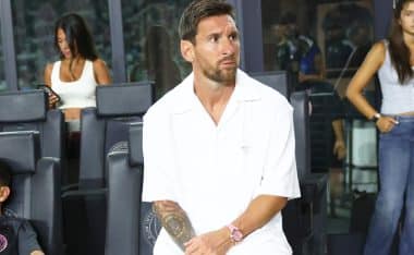 Leo Messi posa junto a su exclusivo reloj.