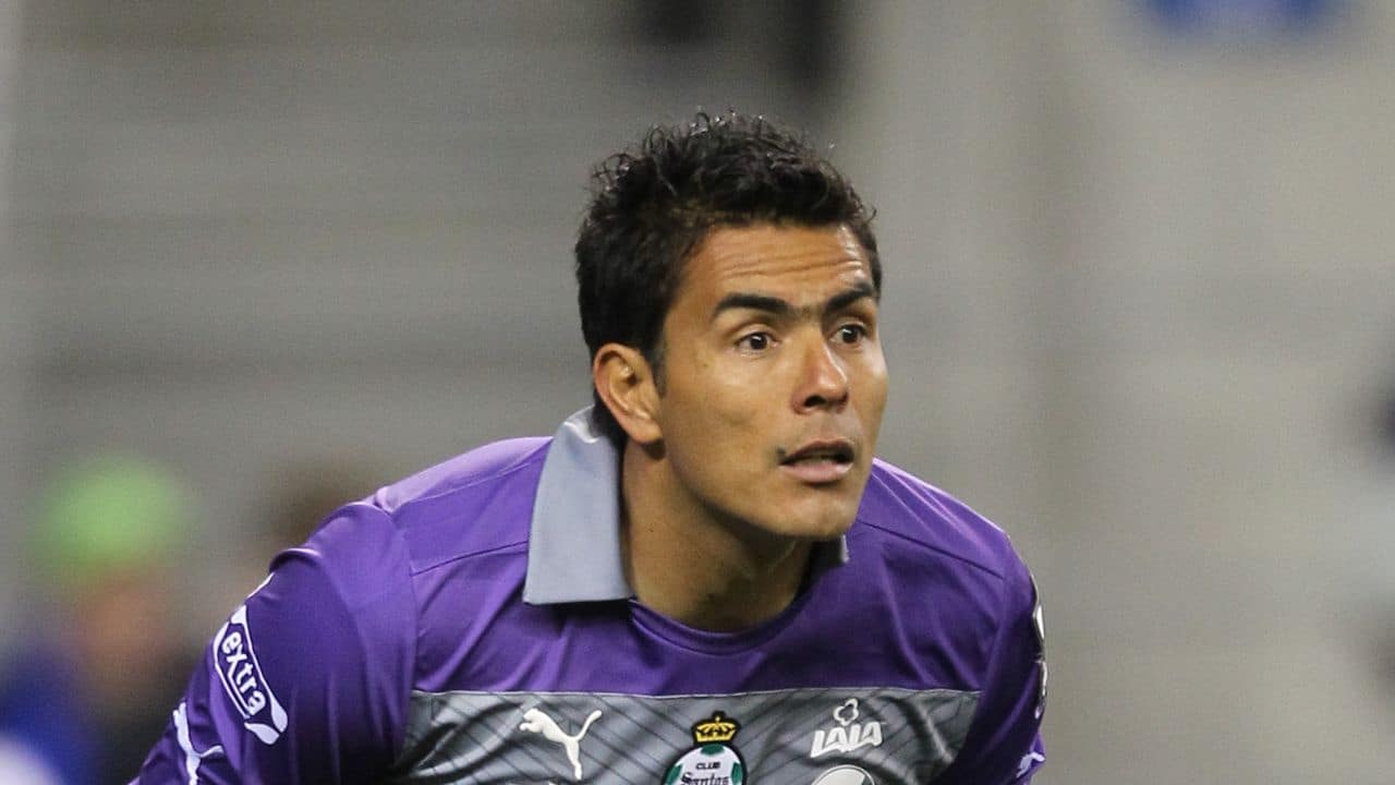 Se comen vivo a Oswaldo Sánchez: Hinchas de Chivas y Atlas se le van a la yugular en redes
