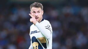 Aaron Ramsey tiene tremendo gesto con Pumas.