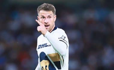 Aaron Ramsey tiene tremendo gesto con Pumas.