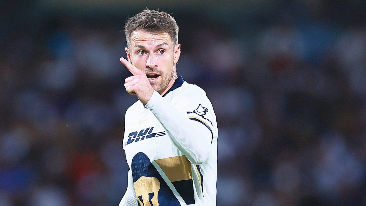 Aaron Ramsey tiene tremendo gesto con Pumas.