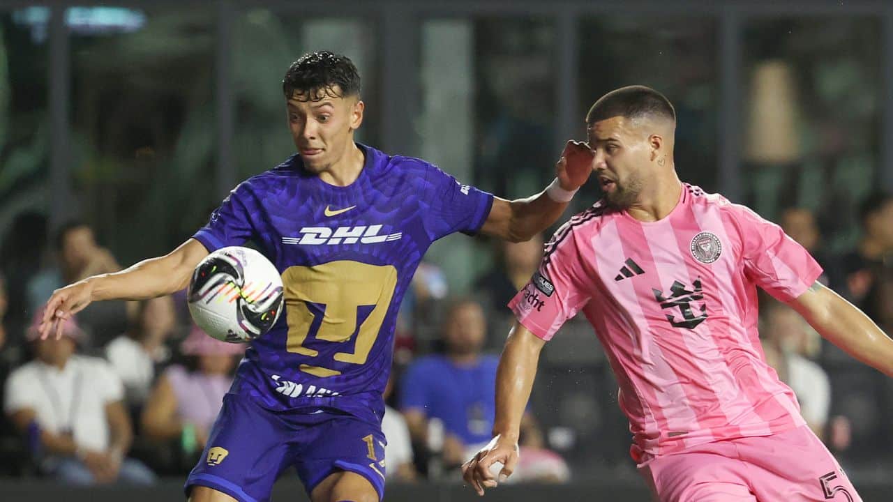 La Superestrella de WWE que es hincha de Pumas y hasta presume su amor por Efraín Juárez y sus muchachos